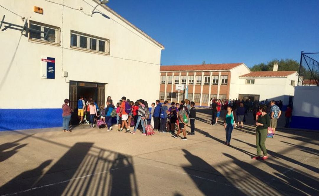 Alumnado entrando a sus clases (Archivo)