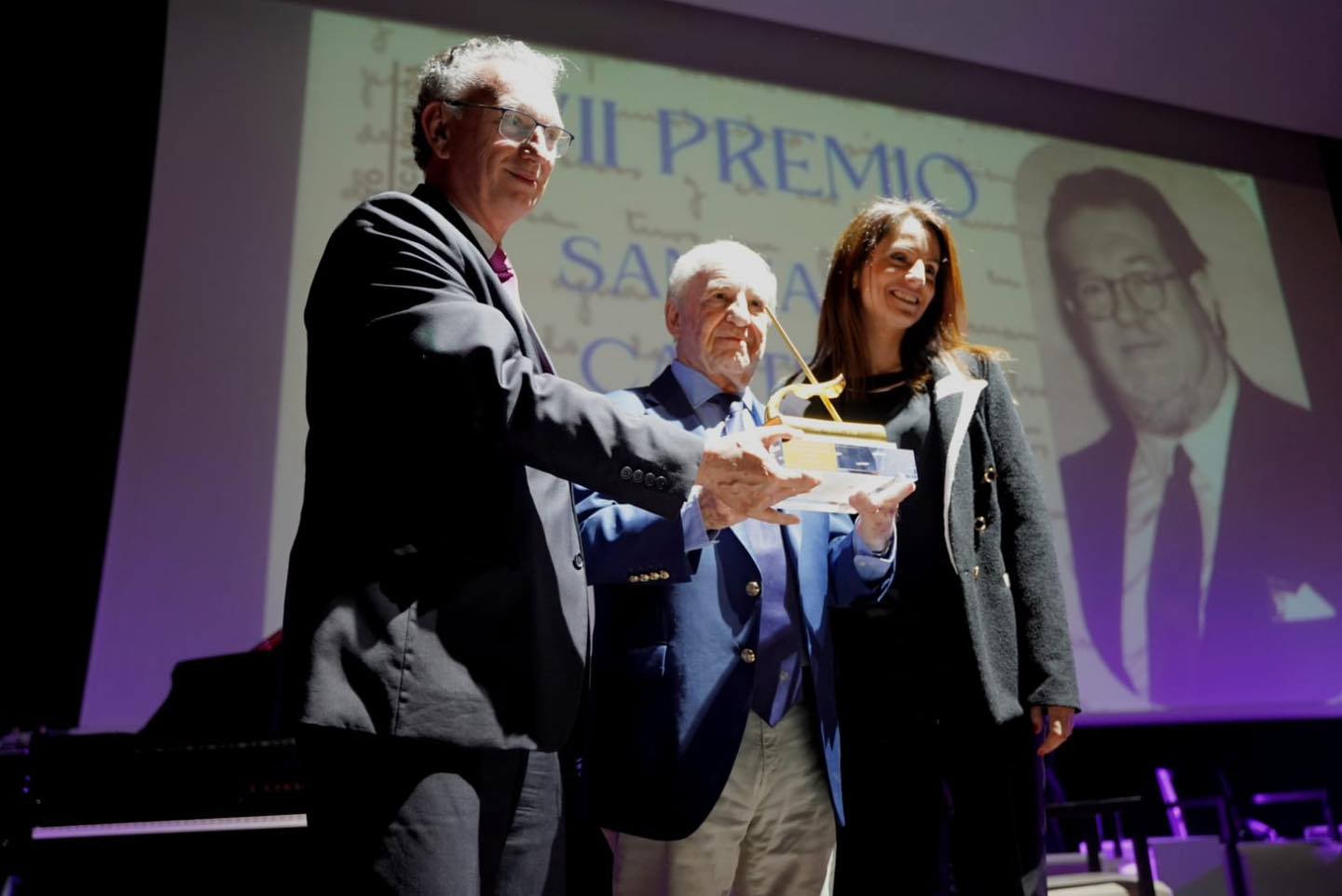 Entrega del premio por parte de la consejera de Cultura y el alcalde de Don Benito