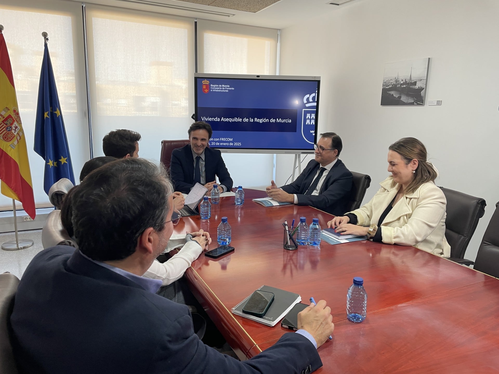 El consejero de Fomento, Jorge García Montoro, durante su reunión con el presidente de Frecom, José Hernández