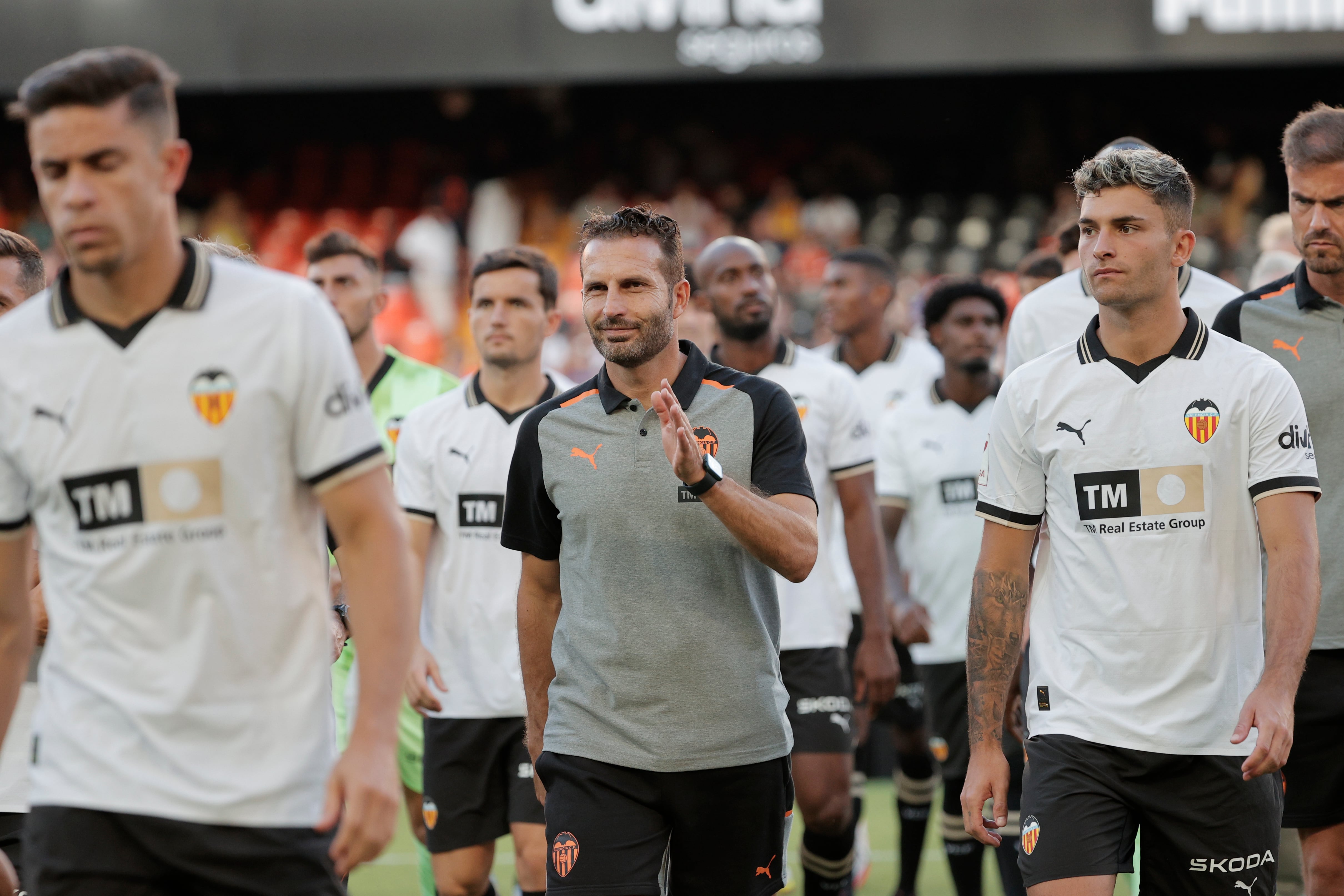 VALENCIA, 05/08/2023.- El Valencia de Rubén Baraja (c) celebra este sábado la 51 edición del Trofeo Naranja, en la que se medirá al Aston Villa de Unai Emery, en un encuentro que, como todo los años servirá de presentación ante su afición en Mestalla, y en la que en esta ocasión el equipo llega con tan solo un fichaje concretado, tras la contratación del centrocampista Pepelu, procedente del Levante. EFE/Manuel Bruque
