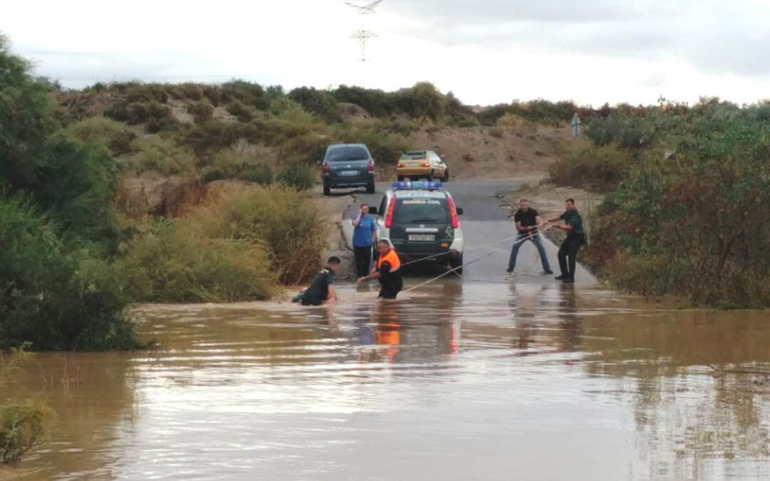 Servicios de Emergencia de Totana y Guardia Civil intervienen para rescatar a un conductor en Lébor