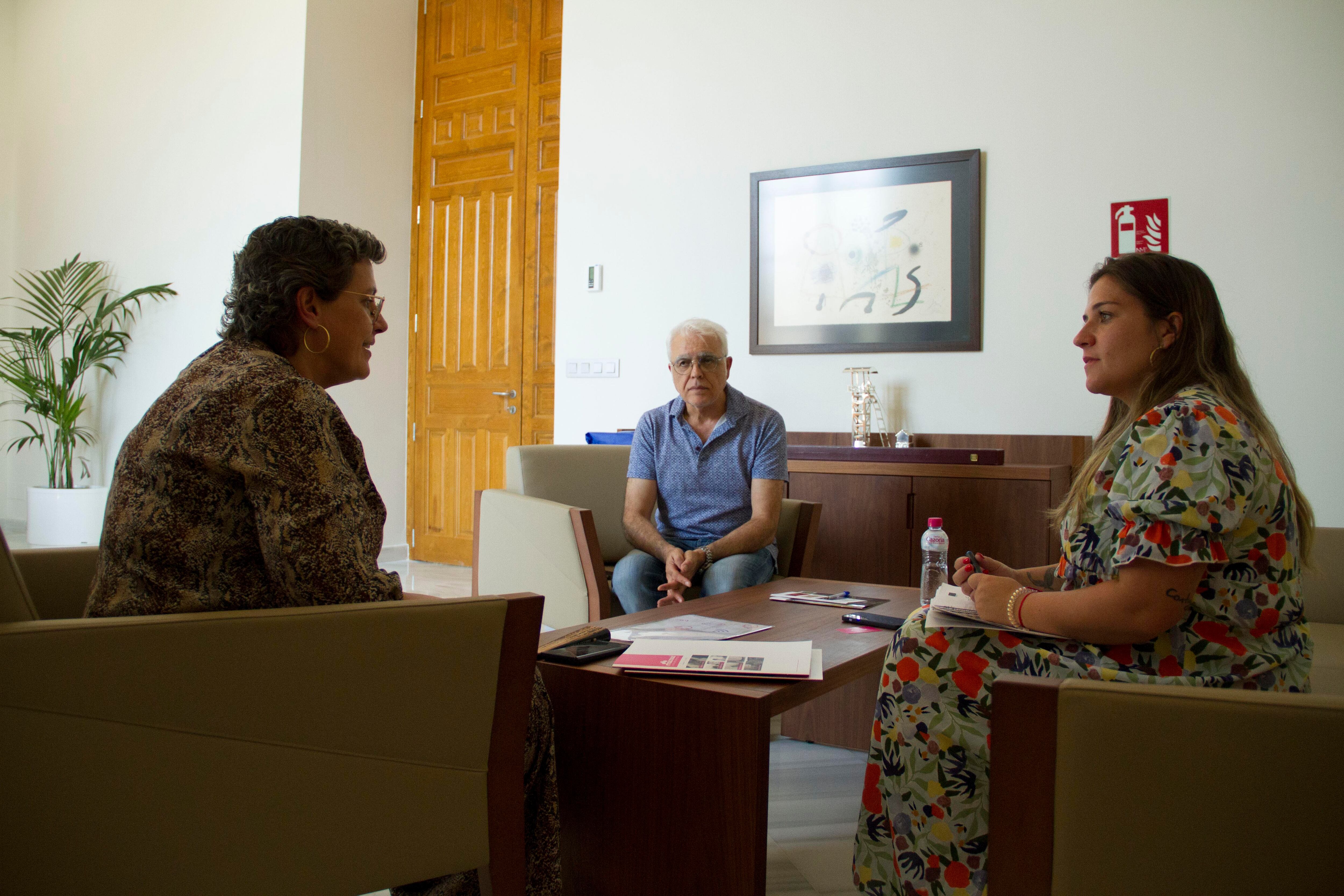 Encuentro entre la concejala de Bienestar Social y la presidenta de la Asociación Autismo Jaén