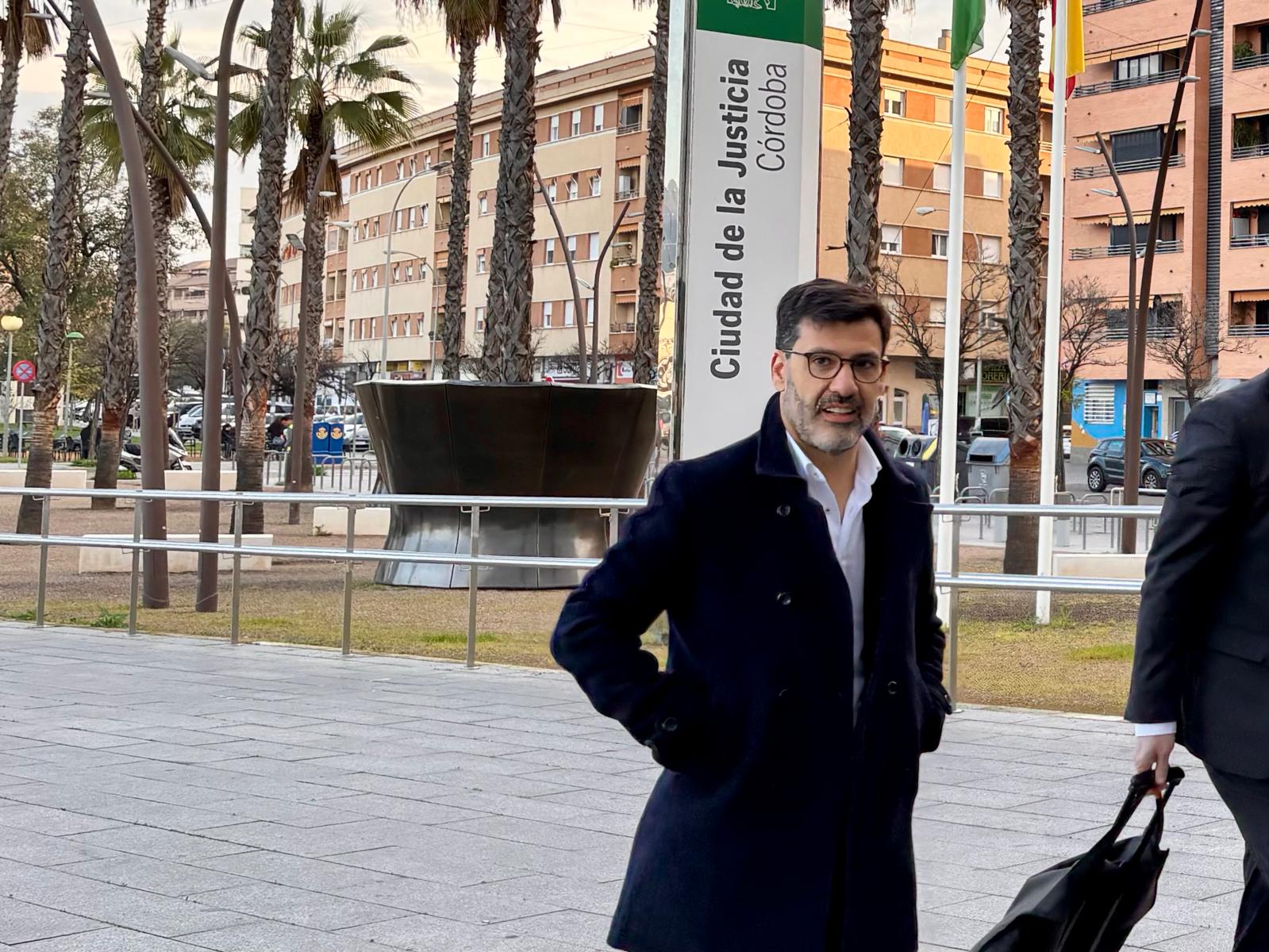 El expresidente del Córdoba Club de Fútbol (CCF), Jesús León, a su entrada en la Ciudad de la Justicia de Córdoba