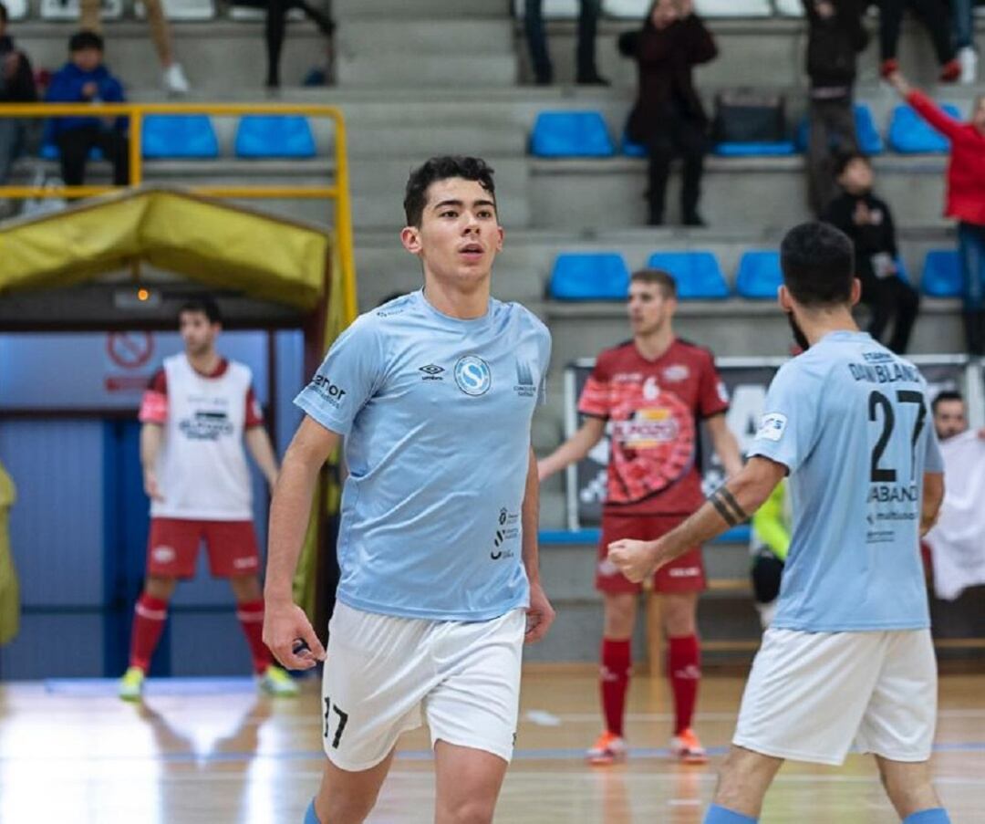 Adri Pirata, celebrando un gol en Santa Isabel la pasada temporada