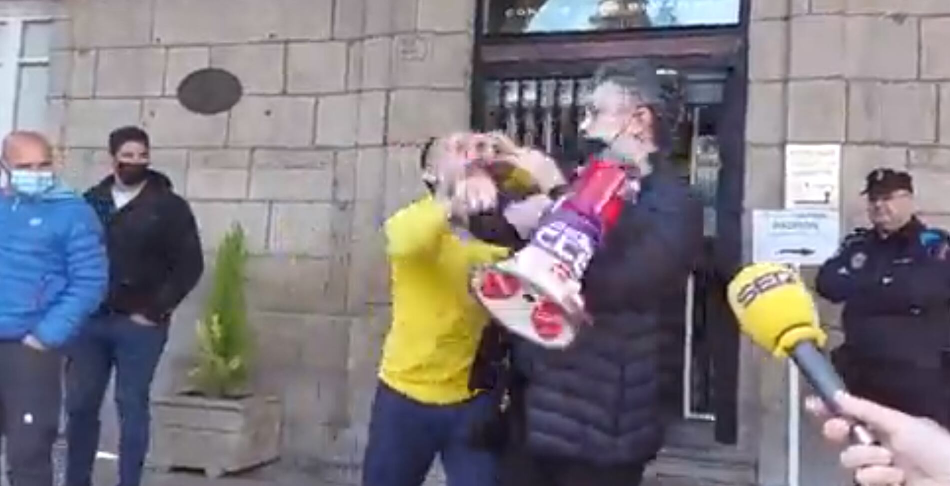 Fotograma del vídeo con la agresión del alcalde