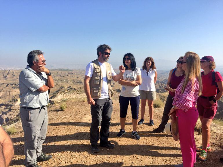 La subdelegada del Gobierno en Granada visita Fonelas para mostrar su apoyo a la candidatura del Geoparque del Cuaternario