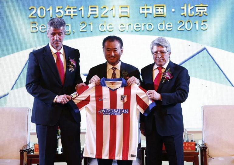 ROL05 PEKÍN (CHINA) 21/01/2015.- El magnate y propietario del gigantesco conglomerado empresarial Wanda, Wang Jianlin (centro), posa junto al presidente del Atlético de Madrid, Enrique Cerezo (dcha), y el consejero delegado del club rojiblanco, Miguel Ángel Gil (izda), tras firmar un acuerdo en Pekín (China) hoy, miércoles 21 de neero de 2015. Jianlin, propietario del gigantesco conglomerado empresarial Wanda y considerado uno de los hombres más ricos del país asiático, adquirió hoy el 20 % de las acciones del Atlético de Madrid por 43 millones de euros. EFE/Rolex Dela Pena