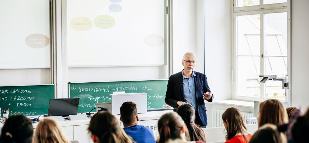 Profesor impartiendo clase en un instituto.