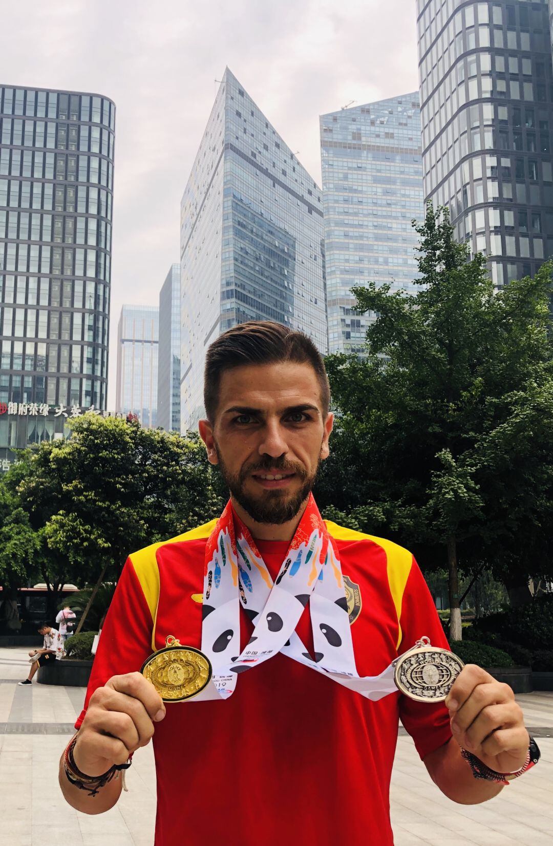 El atleta gandiense en China con las medallas del mundial