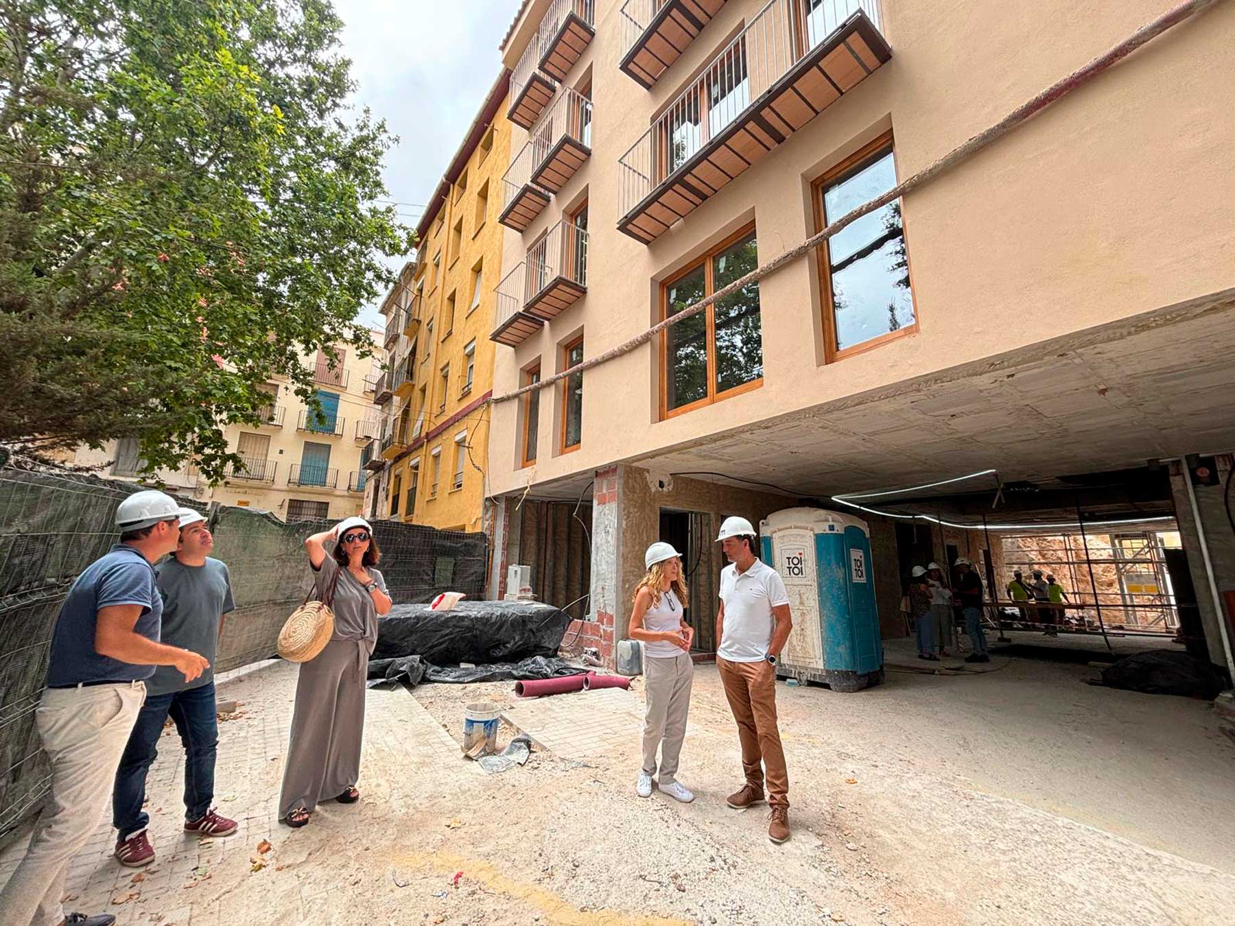 Un instante de la visita de las autoridades a las viviendas en construcción