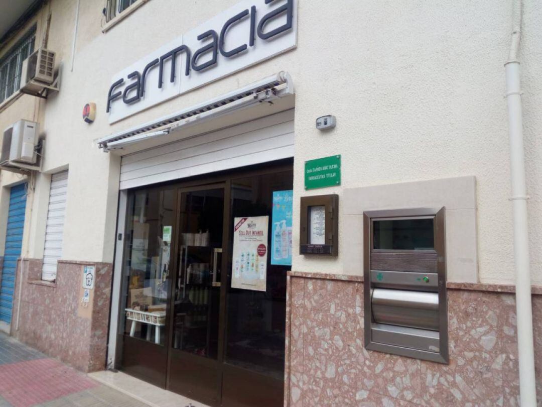 Reparto de mascarillas en als farmacias de Elda 