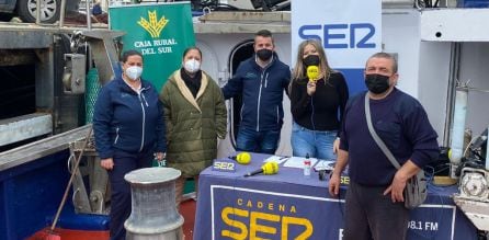 &quot;Hoy por Hoy Huelva&quot; en directo desde la cubierta de un barco de cerco en el parque pesquero del Muelle de Punta Umbría (Huelva)