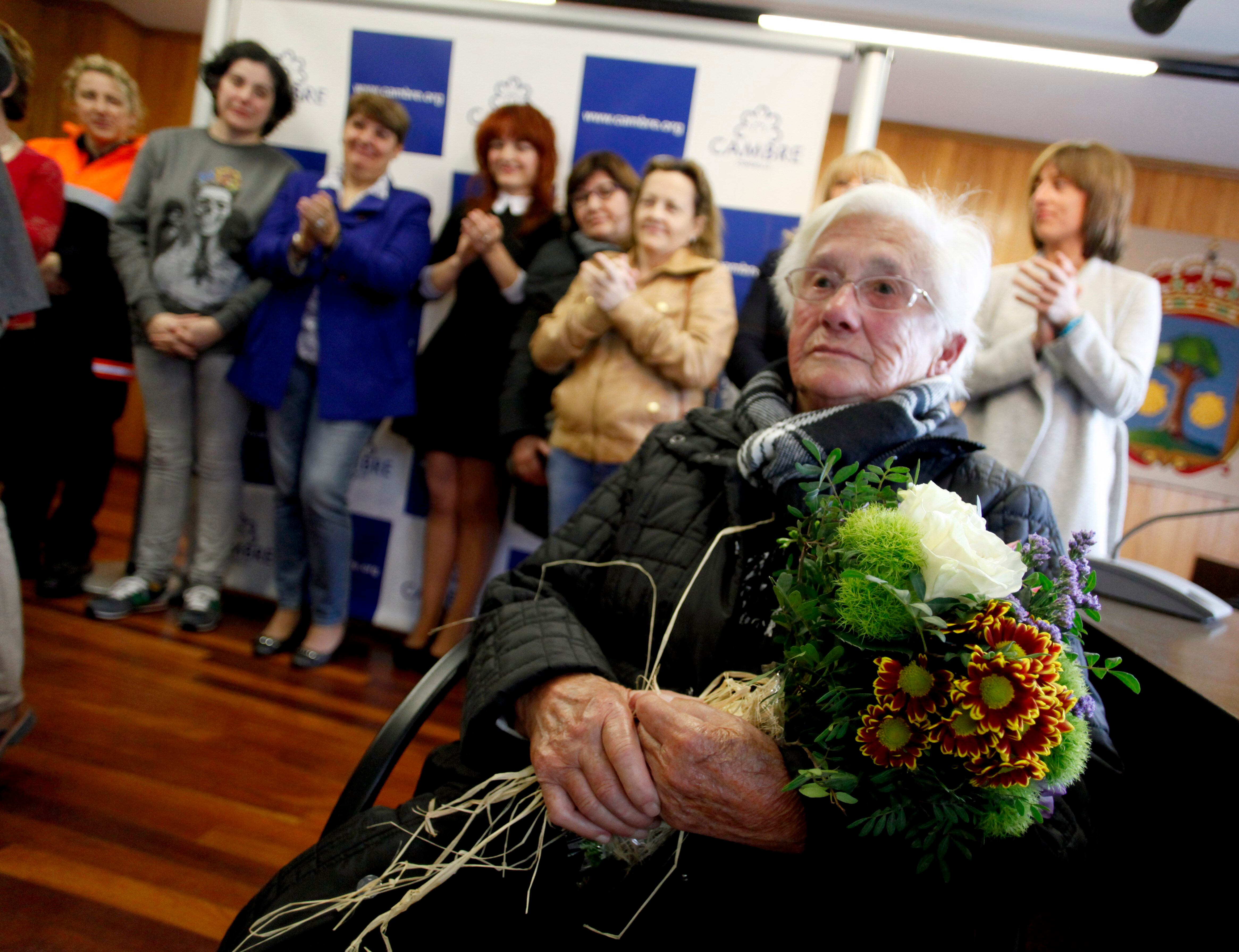 Consolación Paz, la abuela de Galicia, en la celebración del Día de la Mujer, en Cambre, A Coruña, el 8 de marzo de 2016. EFE/Cabalar.
