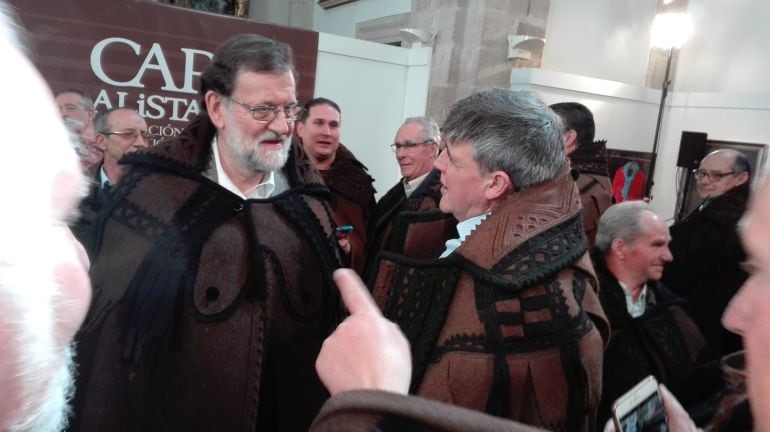 Mariano Rajoy con la capa parda alistana en su visita a la capital el pasado 14 de abril
