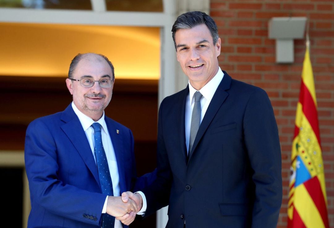 El presidente del Gobierno, Pedro Sánchez (d), saluda al presidente aragonés, Javier Lambán, momentos antes de su reunión esta tarde en el Palacio de la Moncloa