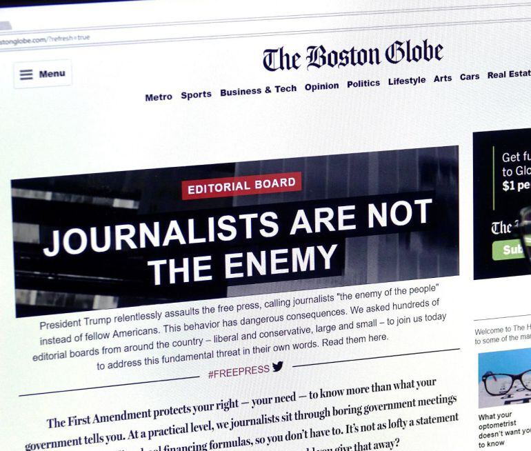 El diario estadounidense The Boston Globe, en el que se lee &quot;Los periodistas no son el enemigo&quot;.