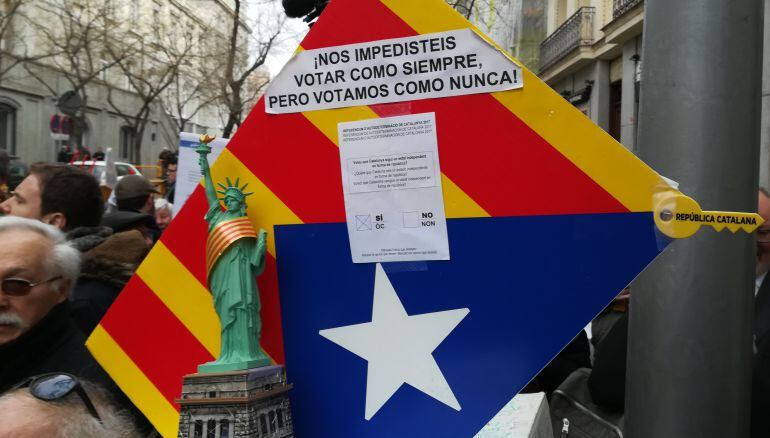 Manifestante a las puertas del Tribunal Supremo