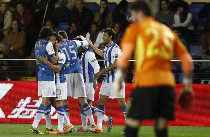 Los jugadores de la Real Sociedad celebran el gol marcado por Ros al Villarreal durante el partido de vuelta de octavos de final de la Copa del Rey.