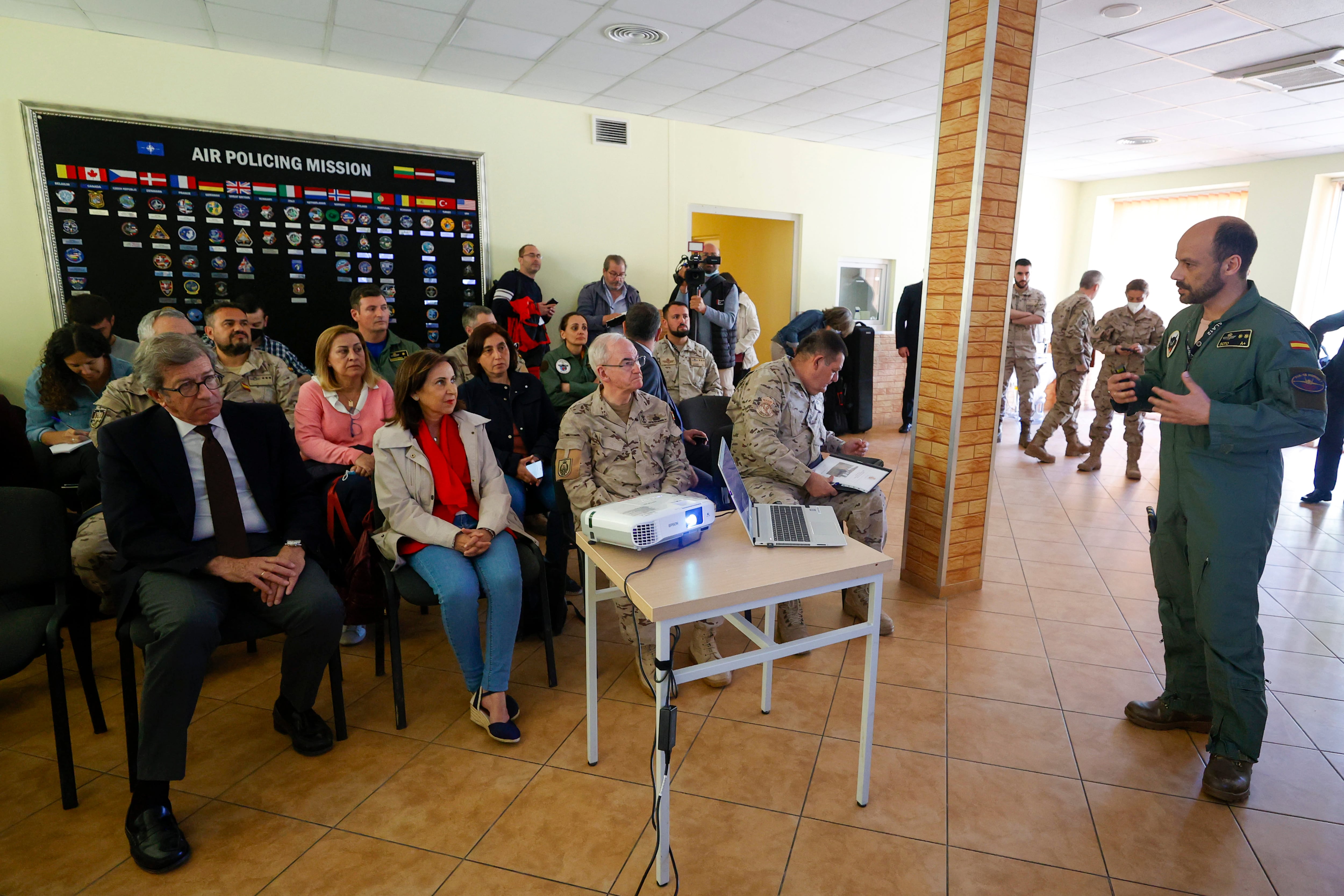 La ministra de Defensa, Margarita Robles (2i) escucha las explicaciones de los militares en la base de Siauliali este lunes.