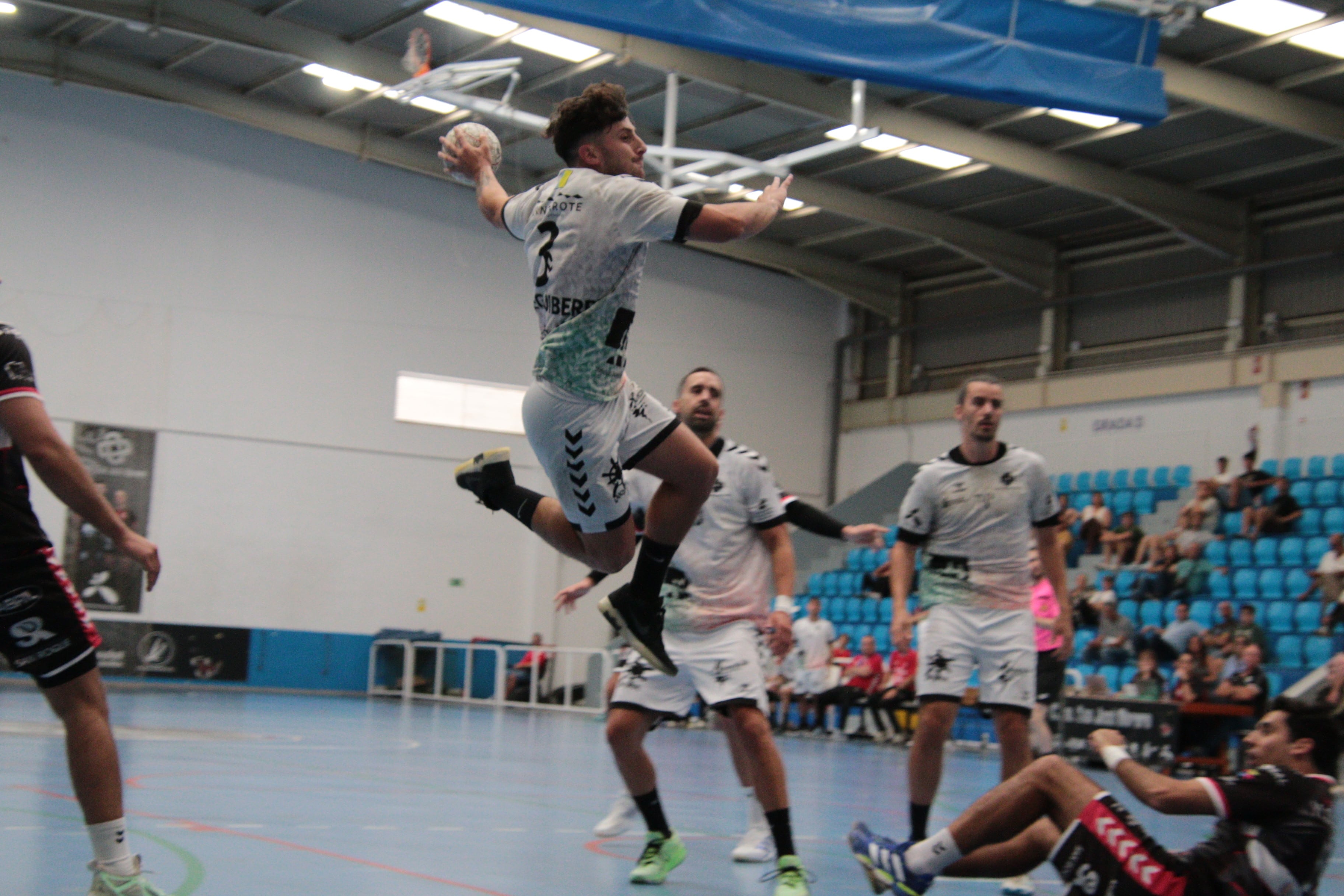 Lanzamiento del Balonmano Lanzarote Ciudad de Arrecife.