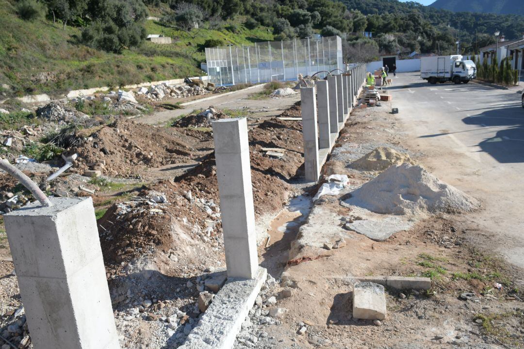 Las obras en Jubrique se están realizando en una zona cercana a la pista de pádel, la pista polideportiva y la piscina municipal