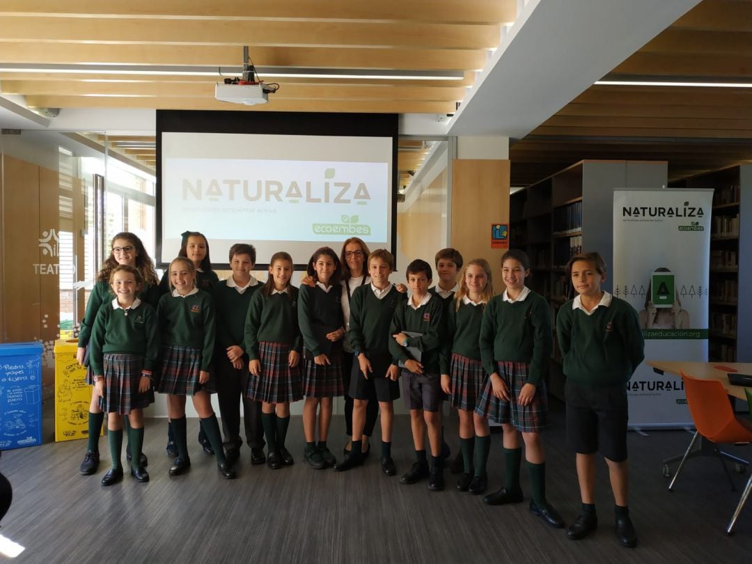 Nieves Rey, directora de comunicación de Ecoembes, junto con alumnos del colegio Virgen María.