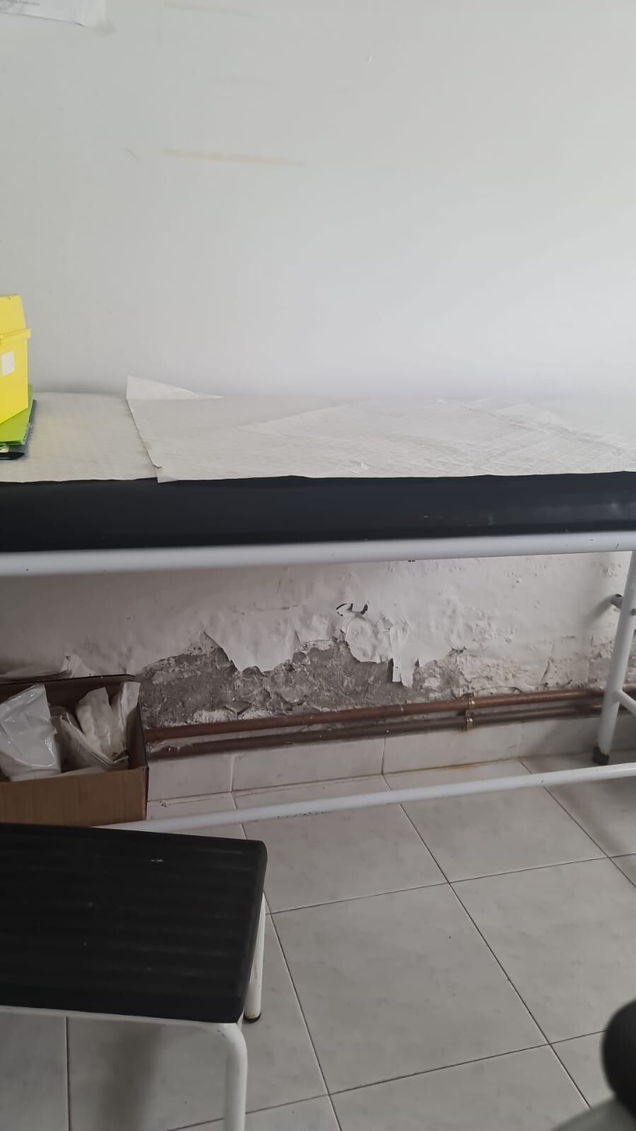 Las humedades son parte del día a día en los centros de salud de La Magdalena y Sahagún