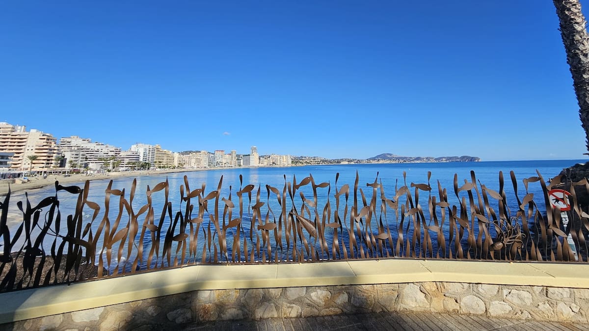 Calp rinde homenaje a su tradición marinera con una barandilla artística dedicada al mar y la pesca