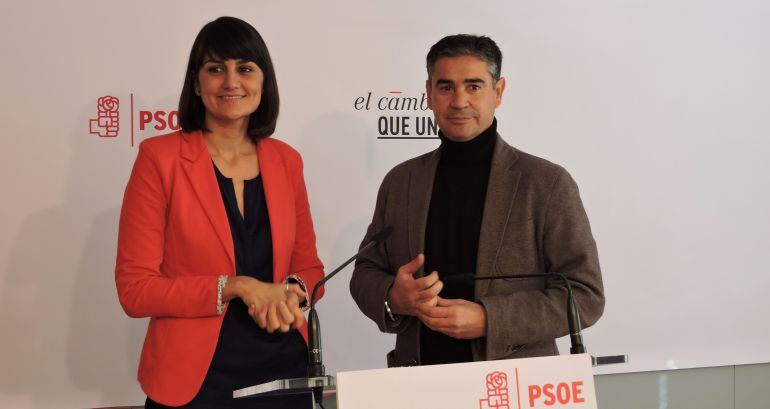 La secretaria de ciencia, participación y política del PSOE María González Veracruz junto al secretario del PSOE y cabeza de lista al Congreso de los Diputados, Manuel González Ramos