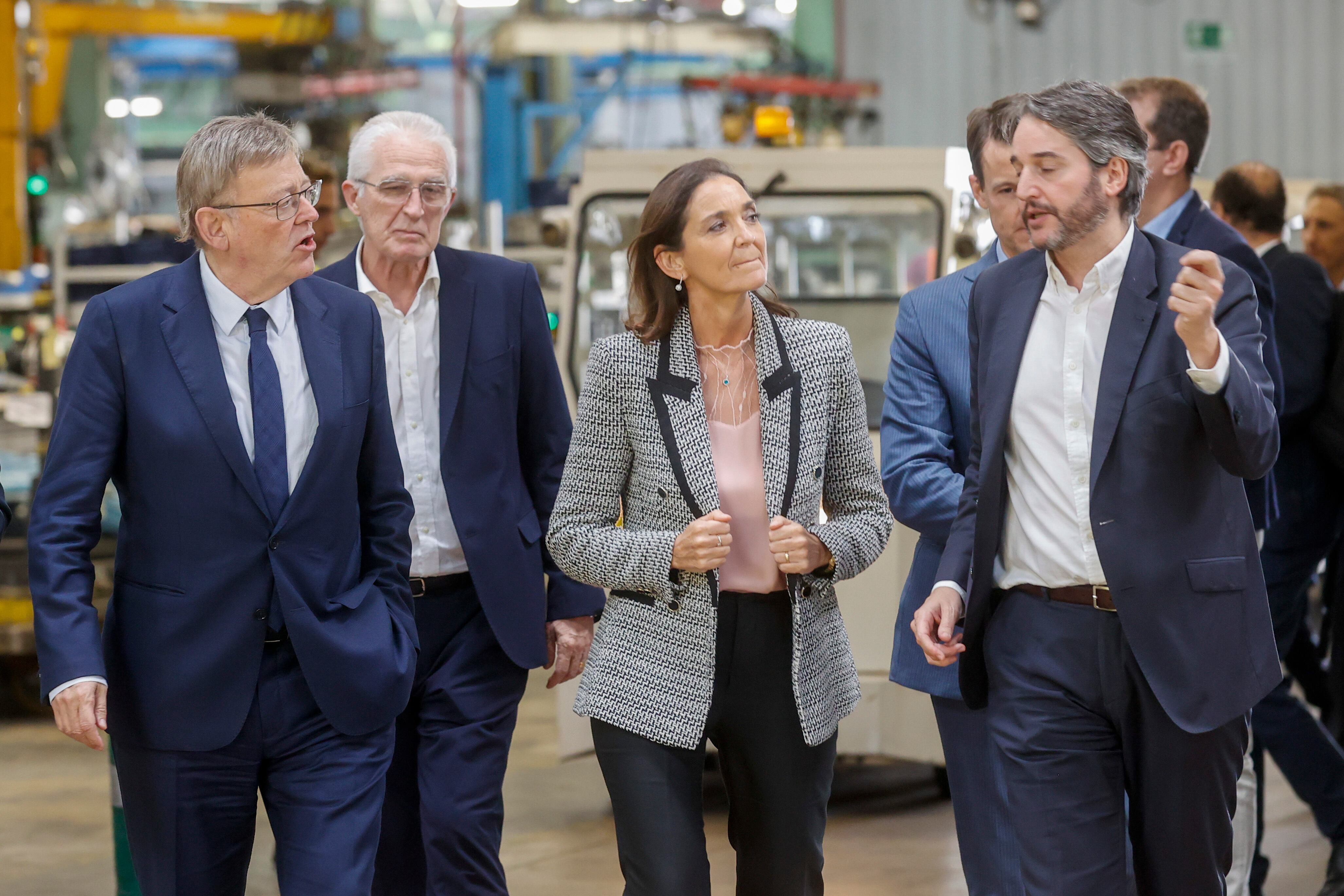 La ministra de Industria, Reyes Maroto, ha visitado las instalaciones de la fábrica de Ford en Almussafes junto al president de la Generalitat Valenciana, Ximo Puig (i) , su primera visita a Valencia desde que trascendiera que el Grupo Volkswagen baraja retirar la construcción de la gigafactoría de baterías en Sagunto ante las dudas sobre el volumen de ayudas de inversión que puedan recibir del PERTE del vehículo eléctrico y conectado.