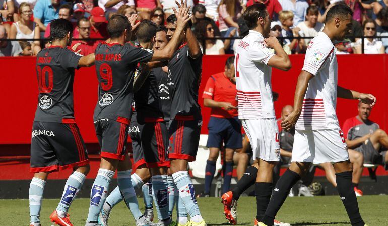 GRA096 SEVILLA 20 /09/2015.-Los jugadores del Celta de Vigo se abrazan tras el segundo gol, marcado por Daniel Wass, durante el encuentro de la cuarta jornada de Liga en Primera División que el Sevilla y el Celta de Vigo disputan hoy en el estadio Sánchez Pizjuan . EFE/Jose Manuel Vidal