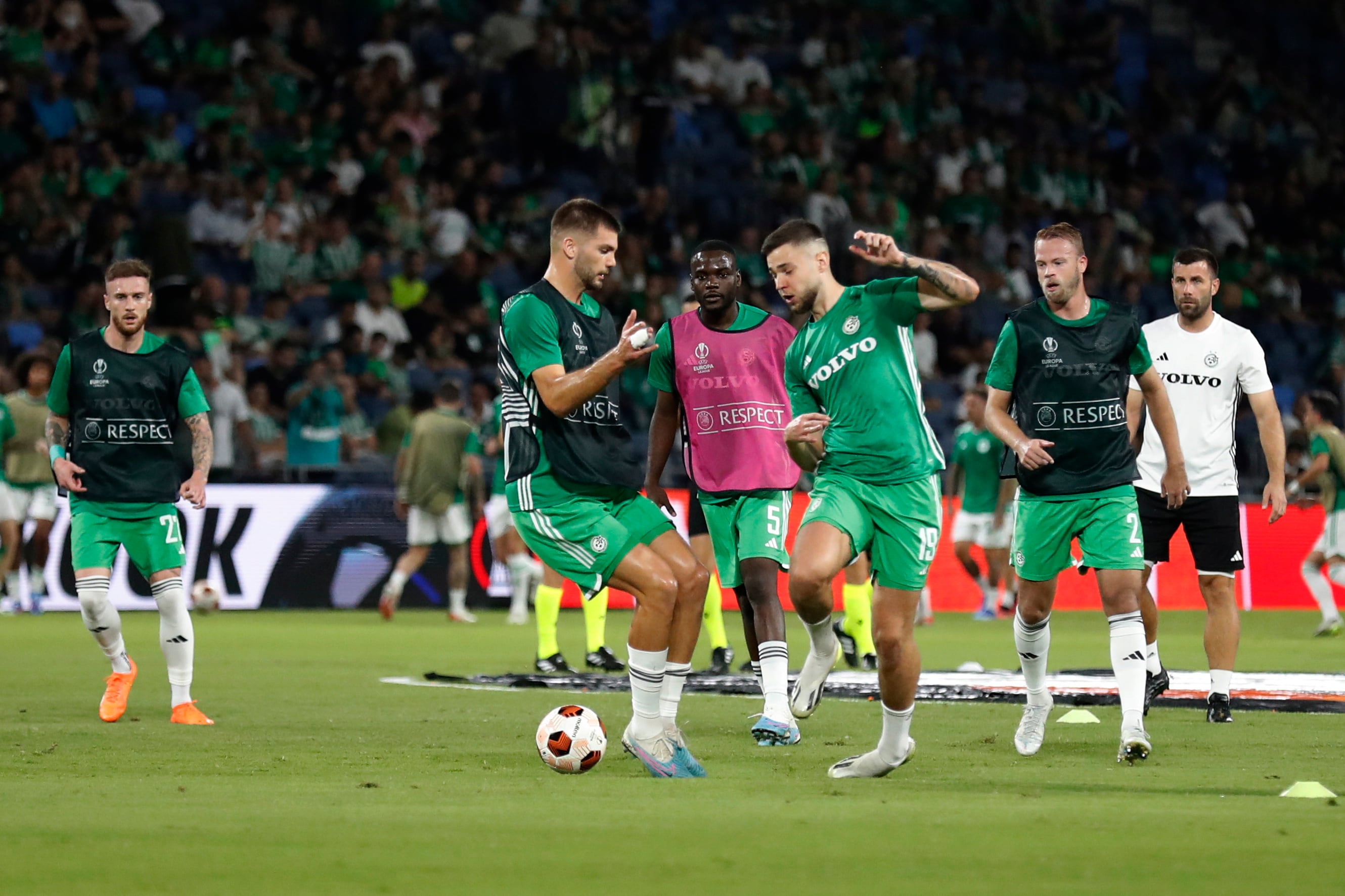 Haifa (Israel), 05/10/2023.- Players of Maccabi Haifa warm up ahead of the UEFA Europa League group F match between Maccabi Haifa and Panathinaikos Athens, in Haifa, Israel, 05 October 2023. (Atenas) EFE/EPA/ATEF SAFADI
