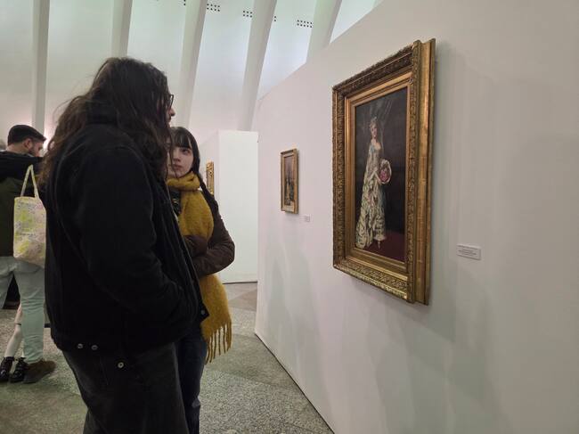 Una parella jove davant un quadre d'Emilio Sala