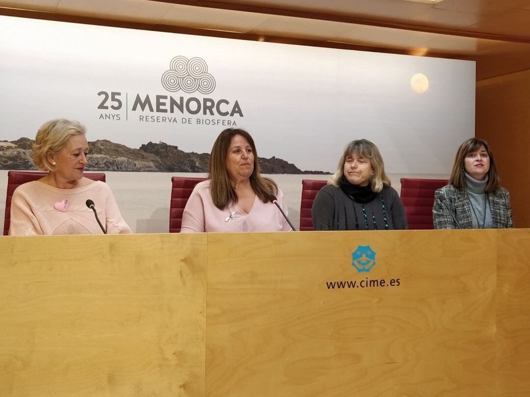 La consellera de Mobilitat ha presentat les noves bonificacions acompanyada de representants d'ALBA, ALCER i AECC.