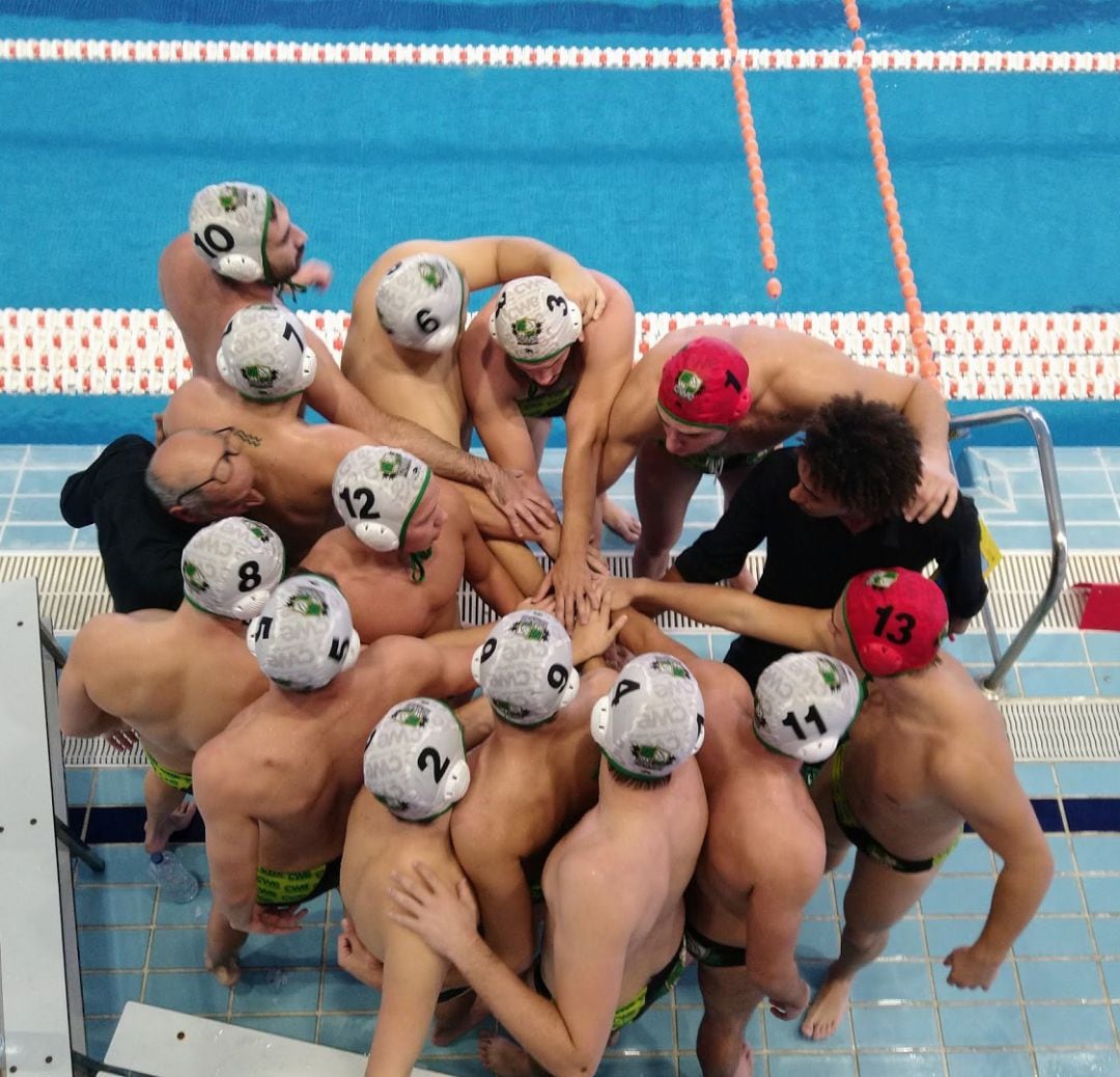 Los jugadores y técnicos del C.W. Elx se conjuran antes de un partido