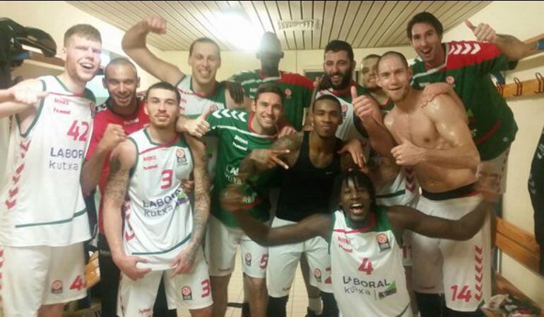 Foto del equipo baskonista en el vestuario del OAKA.
