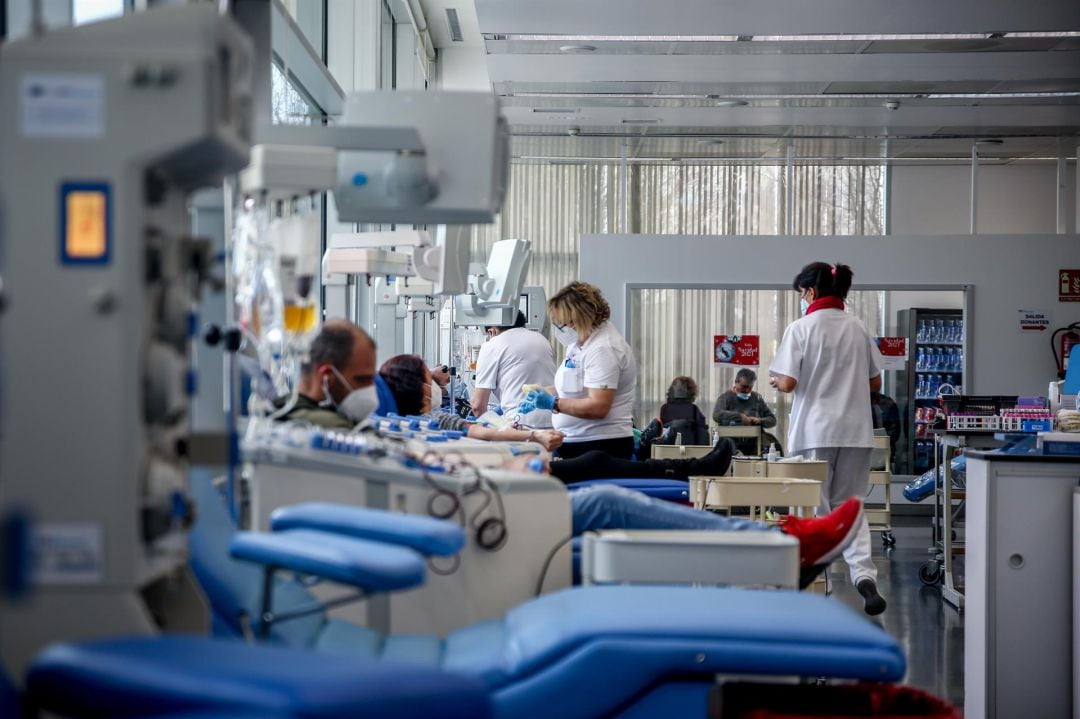 Varias personas donan sangre en el centro de Transfusión de Valdebernardo, a 8 de enero de 2022, en Madrid