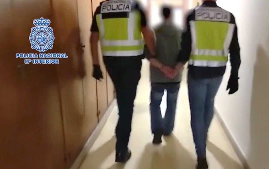 Imagen facilitada por la Policía Nacional de la detención en Zaragoza de César Román, el empresario conocido como el &#039;rey del cachopo&#039;