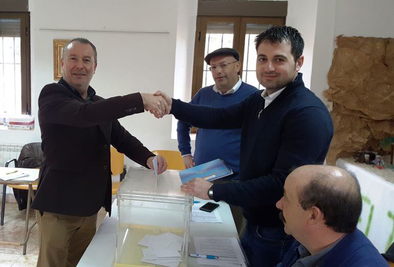 Donaciano Dujo, presidente regional de Asaja (a la izquierda) estrecha la mano del presidente de una mesa electoral