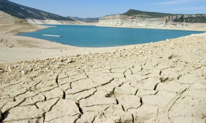 Un pantano a menos de la mitad de su capacidad debido a la sequia.