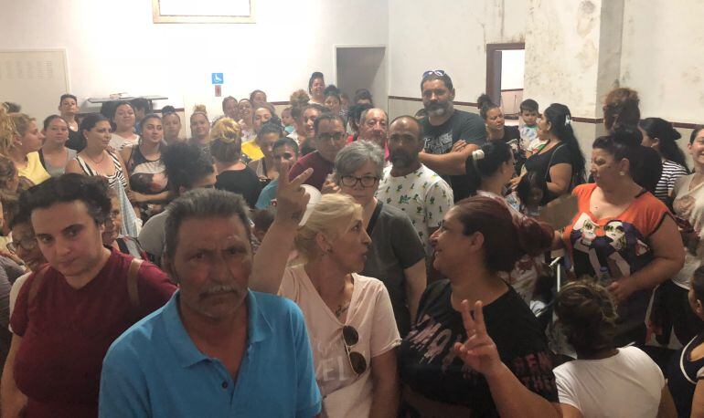 Vecinos afectados por el corte del agua en Arrayanes. 