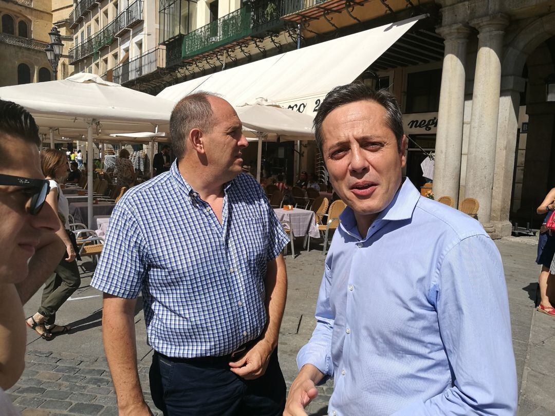 El secretario general de la agrupación local del PSOE de Segovia, José Bayón - a la derecha -ha mostrado su &quot;sorpresa&quot; ante el recurso de Ciudadanos