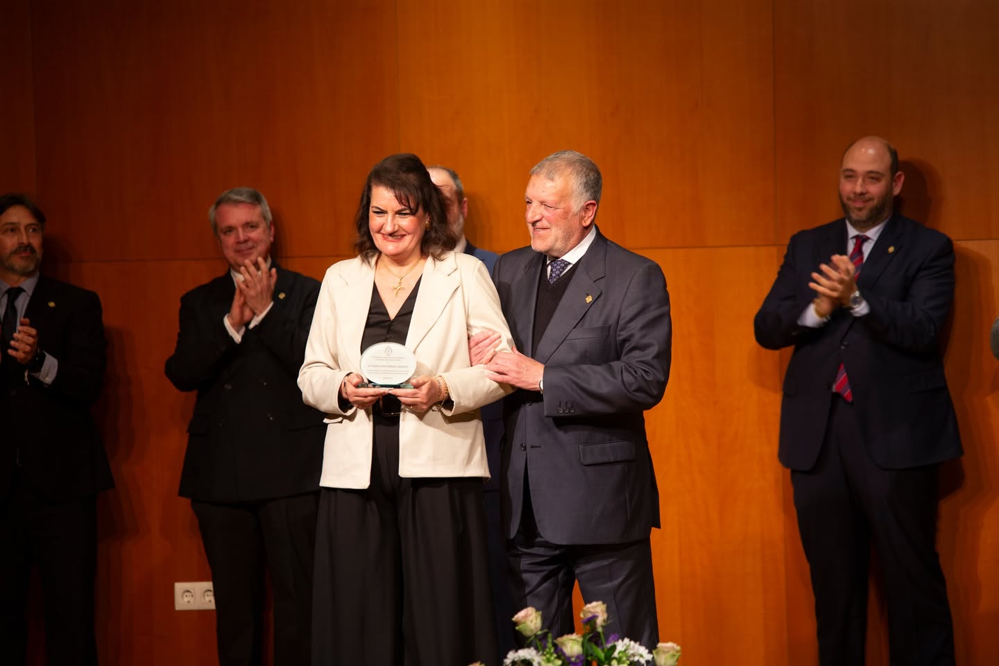 Entrega de un recuerdo por parte del Consejo General de HHCC a la presentadora Dª Mª José Muñoz