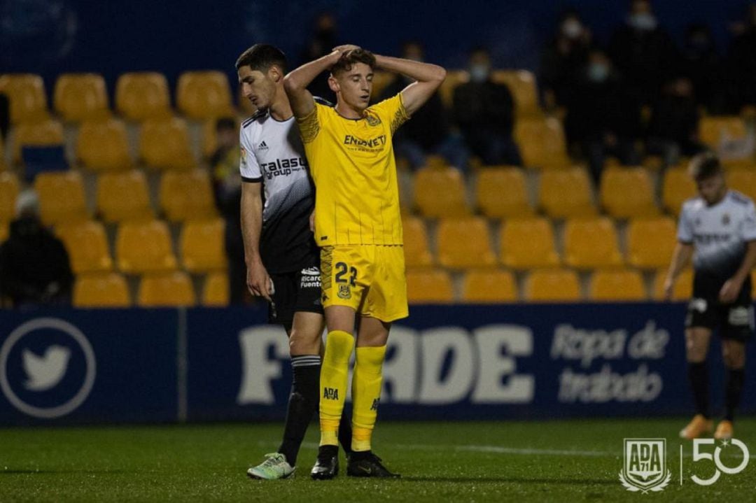 Jugador del Alcorcón lamentándose