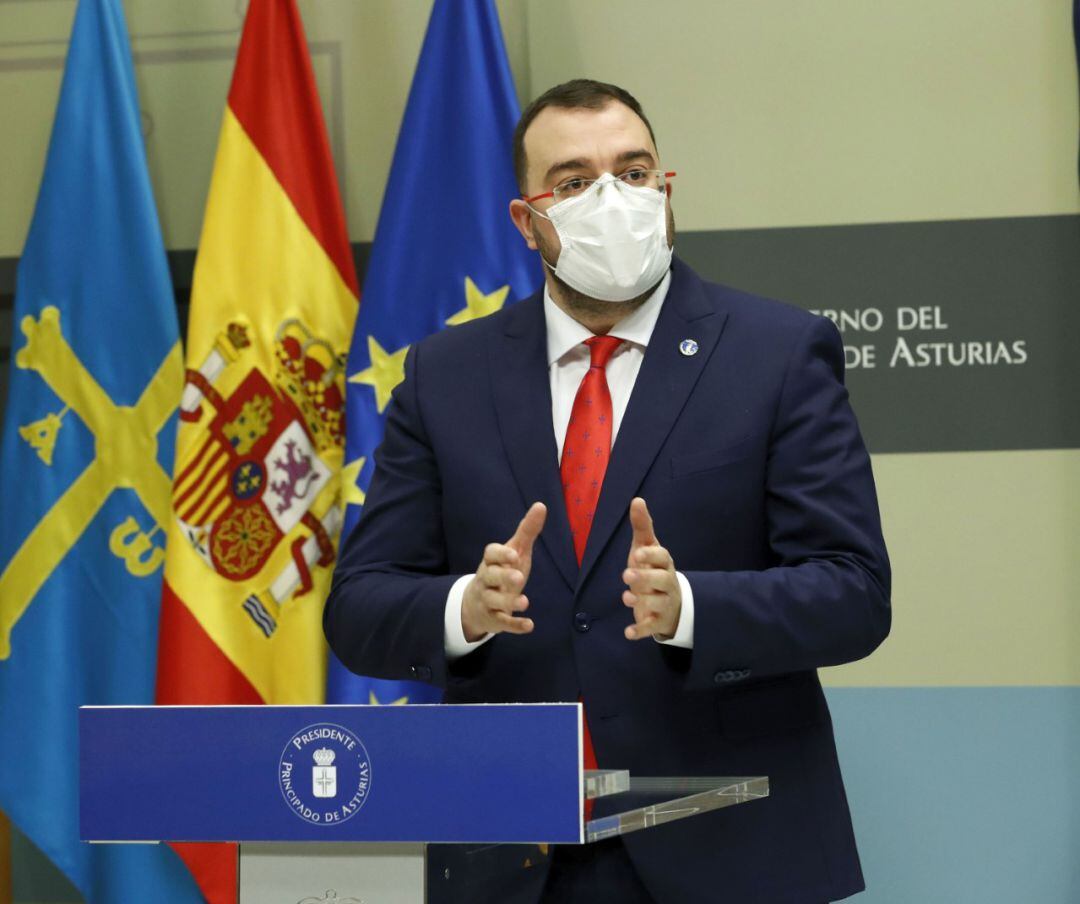 El presidente del Principado, Adrián Barbón, durante una rueda de prensa. 