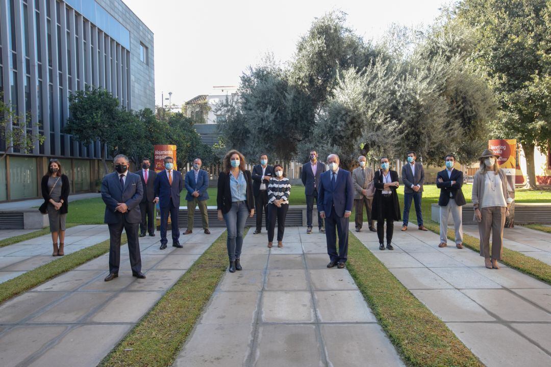 Encuentro entre el presidente de la Diputación de Sevilla, Fernando Rodríguez-Villalobos, y la presidenta de OPC-España, Maite Almandoz.