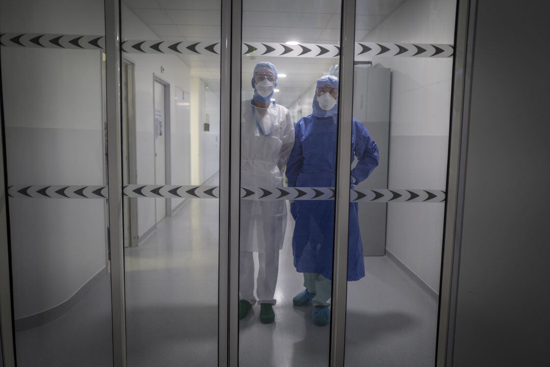 Personal sanitario con equipos de protección en un hospital. 