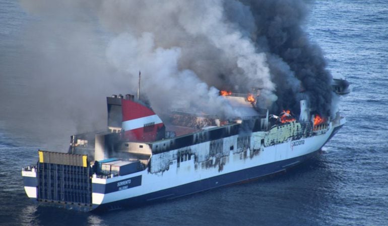 El ferry Sorrento, ardiendo cerca de Palma de Mallorca.