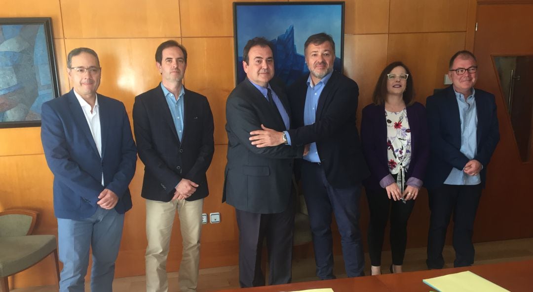 Rúbrica del pacto de Gobierno hace un año