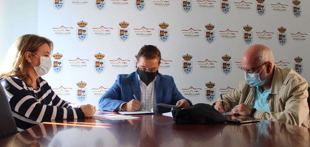 Francisco Huertas y Vicente Rus procediendo a la firma del convenio entre el Ayuntamiento y la Federación Alcazaba.